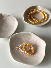 Load image into Gallery viewer, Venus Clam Shell (Classic)