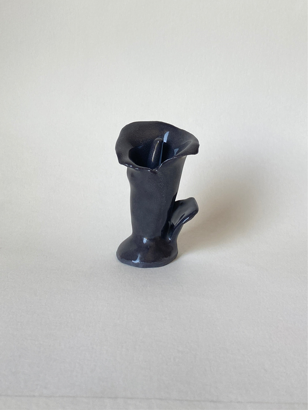 Calla Lily (Black Porcelain, Small)