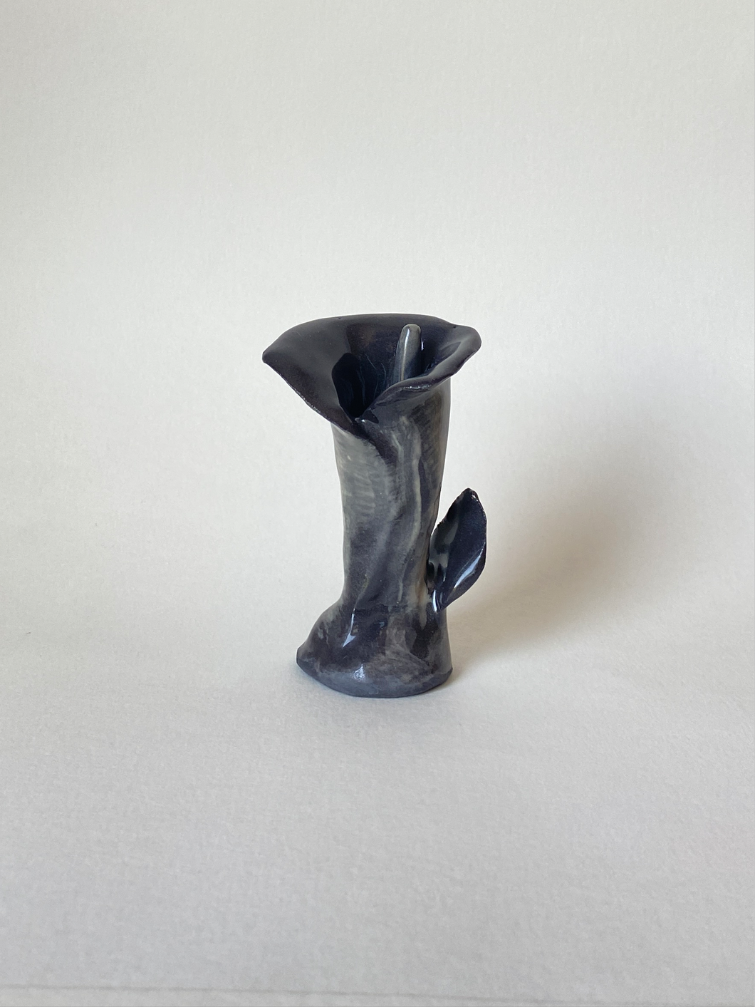 Calla Lily (Black Porcelain and Sand, Small)